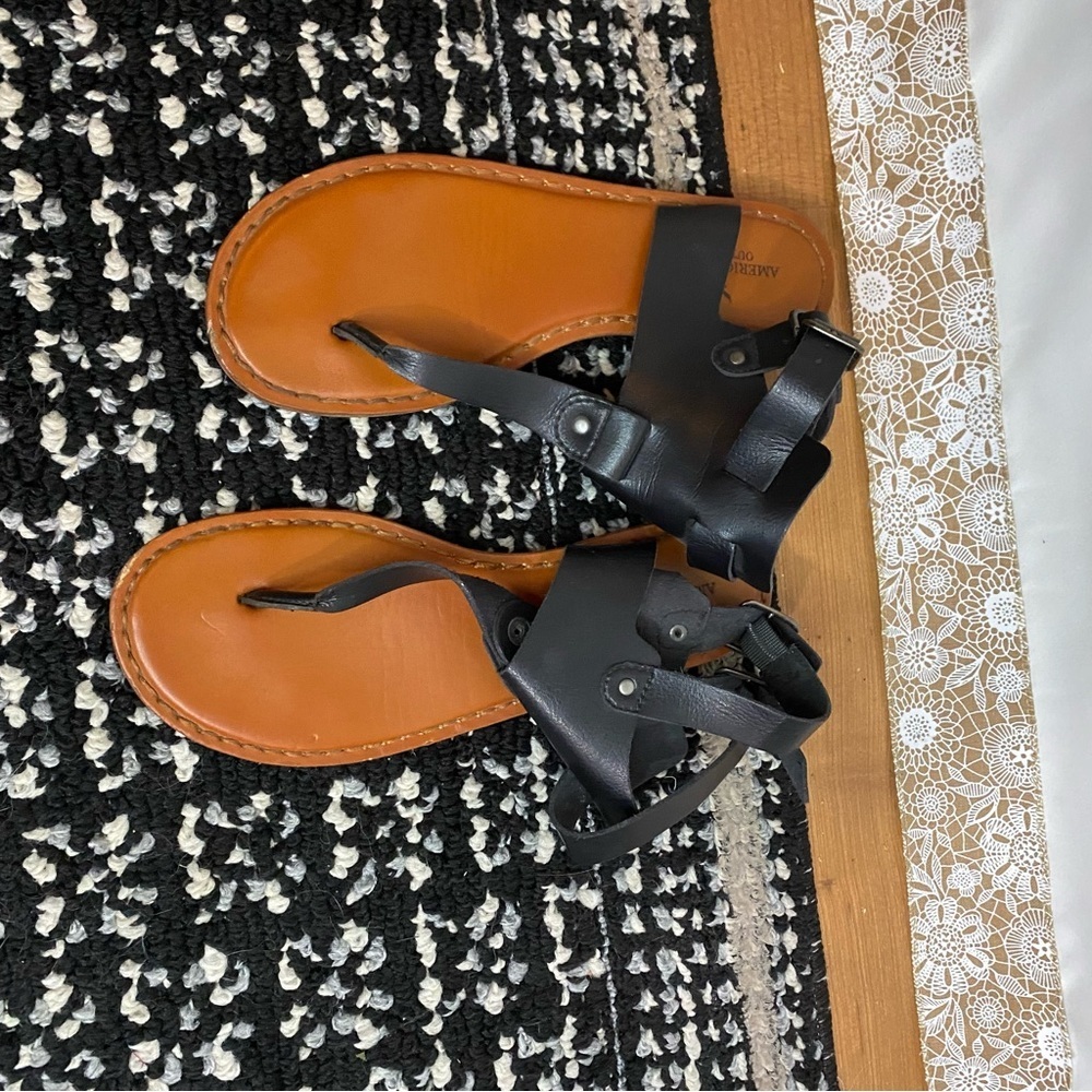American Eagle Women’s black gladiator sandals​​